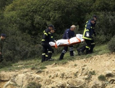 Απόλυτη τραγωδία: Η στιγμή της ανάσυρσης των νεκρών από το ελικόπτερο! (φωτό)